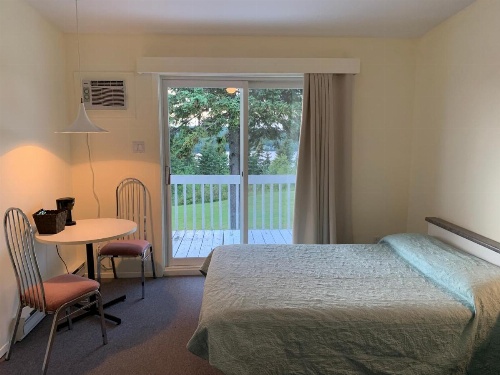 Auberge Motel Panorama image 12