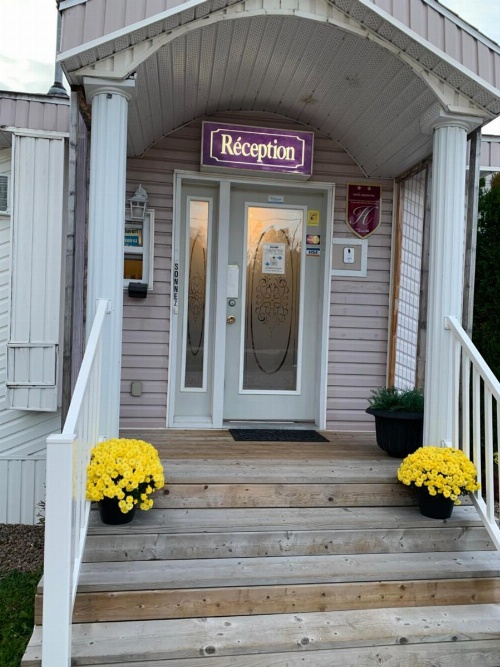 Auberge Motel Panorama image 30