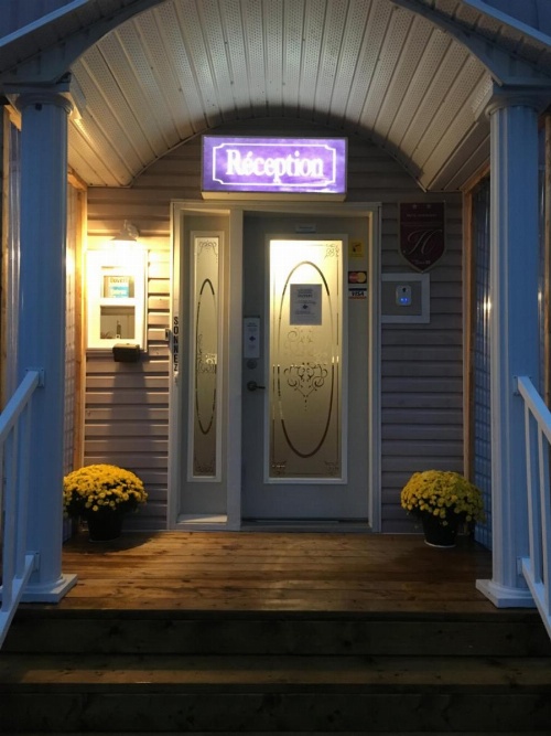 Auberge Motel Panorama image 47